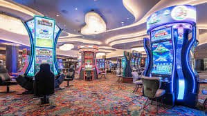 Dealer profesional di studio live casino dengan kamera multi-sudut dan antarmuka permainan raja88